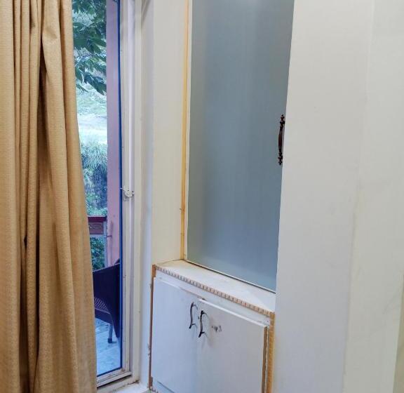 اتاق استاندارد سه تخته با چشم‌انداز باغ, Red Roof & Restaurant