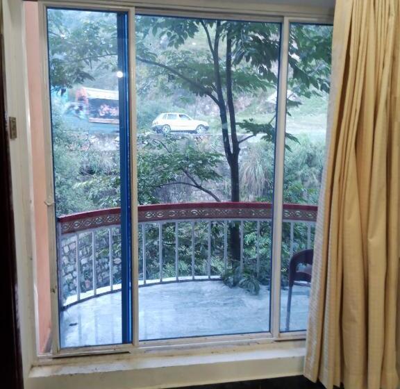 اتاق استاندارد سه تخته با چشم‌انداز باغ, Red Roof & Restaurant