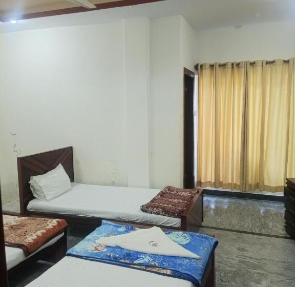 اتاق استاندارد سه تخته با چشم‌انداز باغ, Red Roof & Restaurant