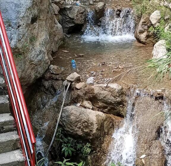 اتاق استاندارد سه تخته با چشم‌انداز باغ, Red Roof & Restaurant