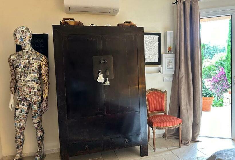 غرفة قياسية سرير كينج, Monti Mannu Art