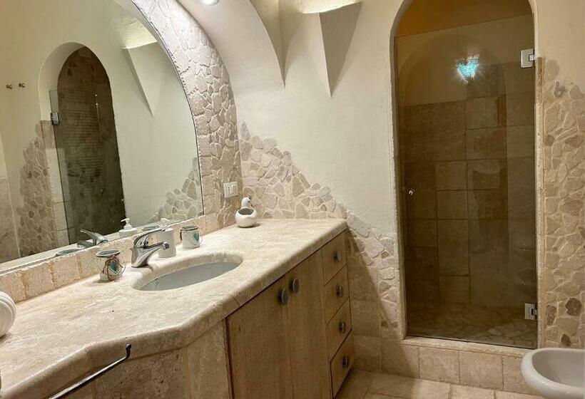 غرفة قياسية سرير كينج, Monti Mannu Art