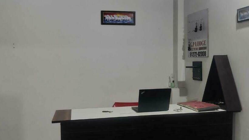 トリプルクラシックルーム, Oyo Flagship 81524 Gp Lodge