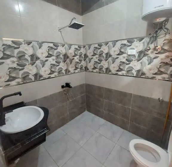 اتاق لوکس با چشم‌انداز دریا, Delmon