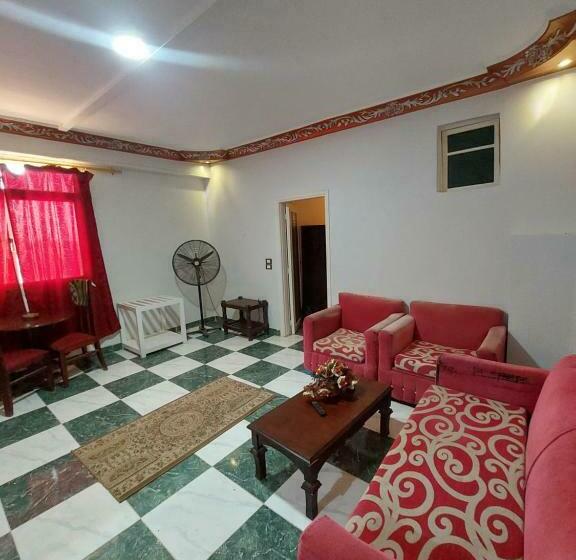 اتاق خانوادگی با چشمانداز دریا, Delmon