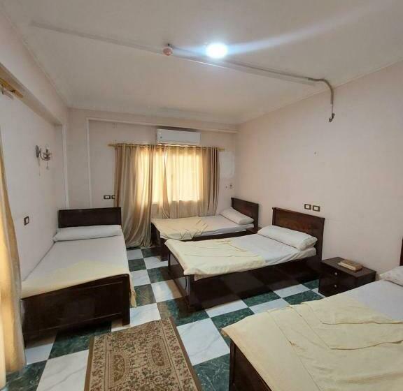 اتاق خانوادگی با چشمانداز دریا, Delmon