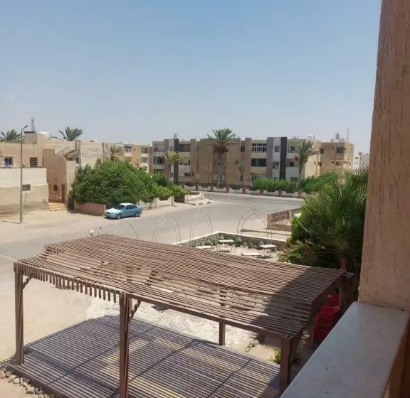 اتاق خانوادگی با چشم‌انداز باغ, Delmon