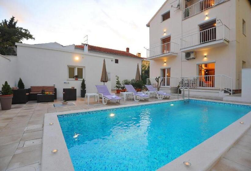 آپارتمان 1 خوابه همکف, Apartments Batur
