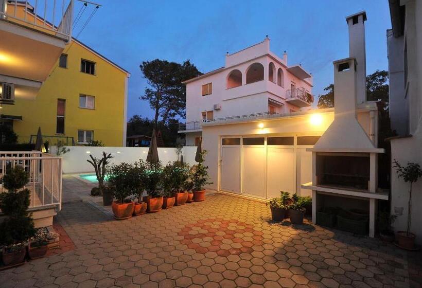 침실 2개 아파트, Apartments Batur