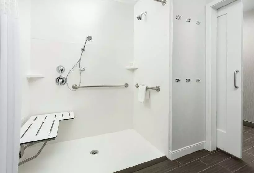 身障者適用スタンダードルーム, Hampton Inn & Suites Napa