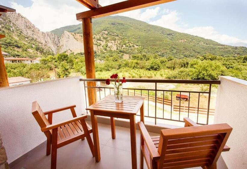 标准三人间, Irene's Resort