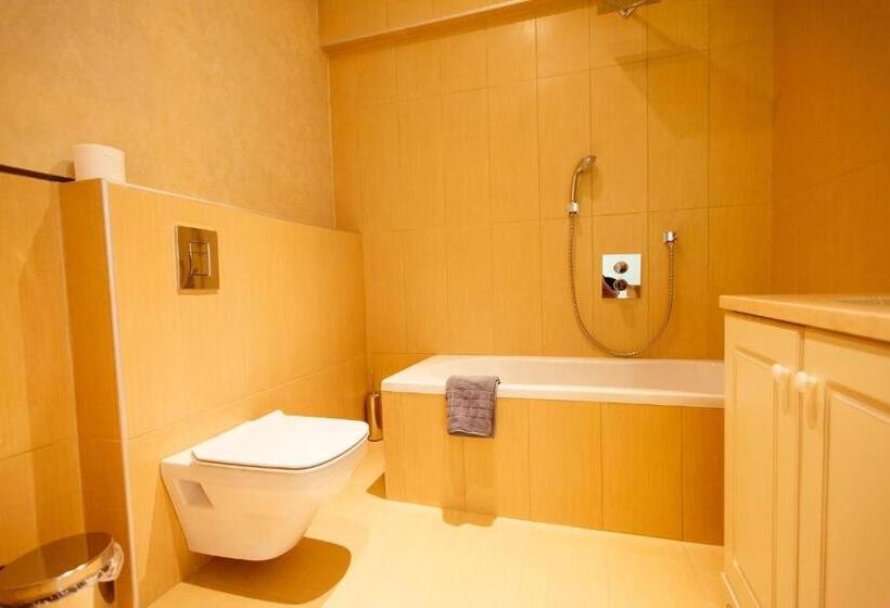 标准三人间, Irene's Resort