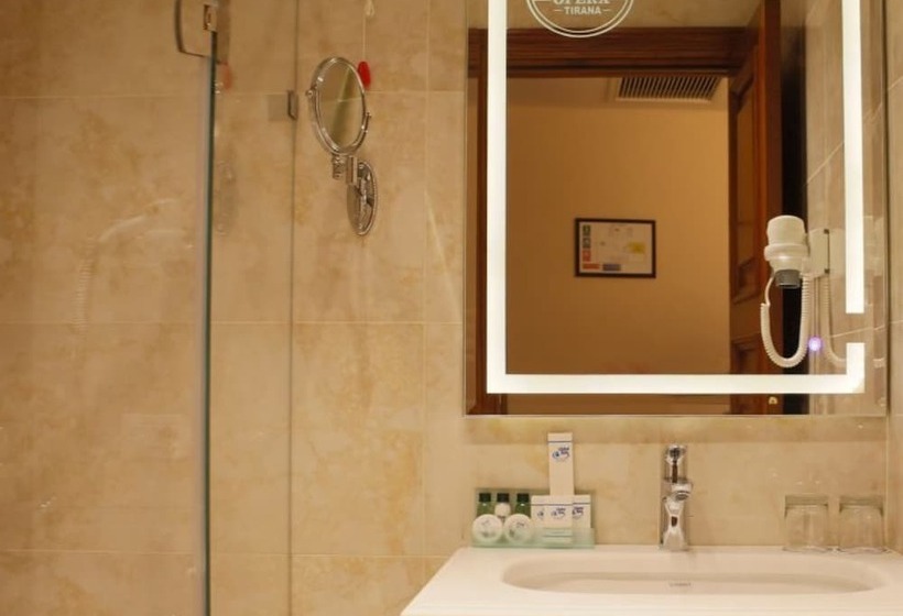 חדר סטנדרט יחיד, Opera