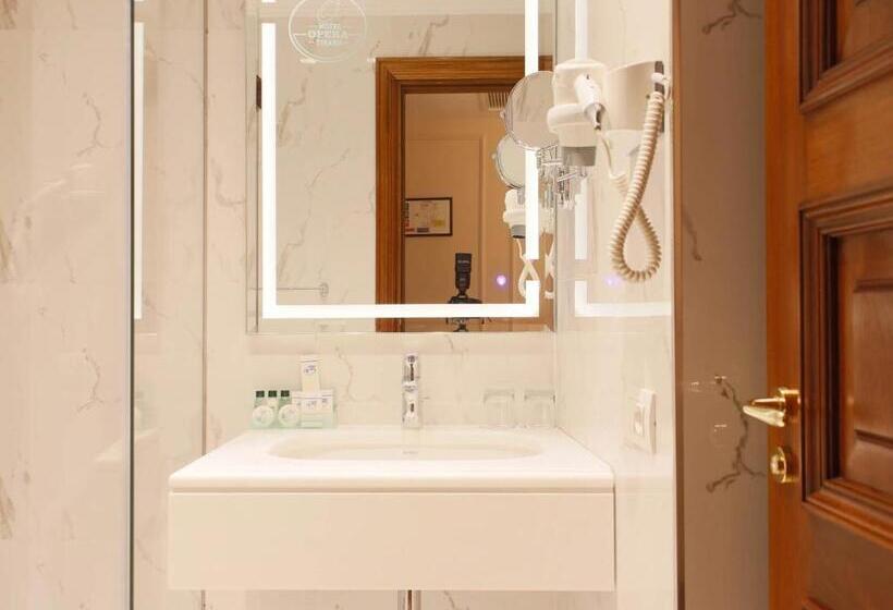 חדר סטנדרט, Opera