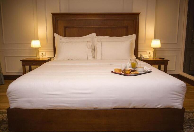 סוויטת ג'וניור, Opera