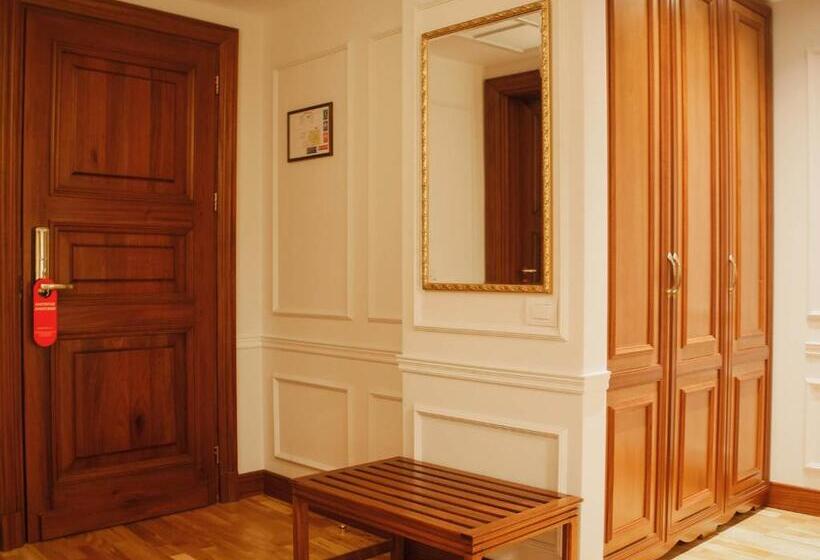 סוויטת ג'וניור, Opera