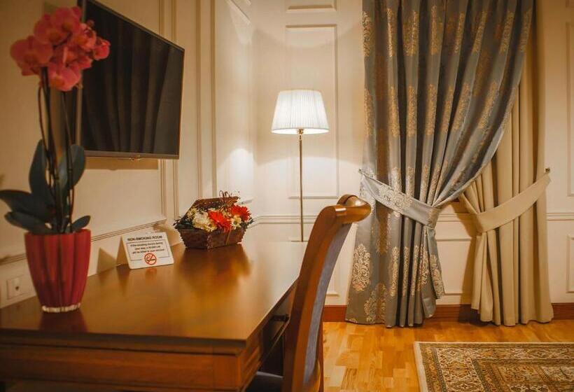 סוויטת ג'וניור, Opera