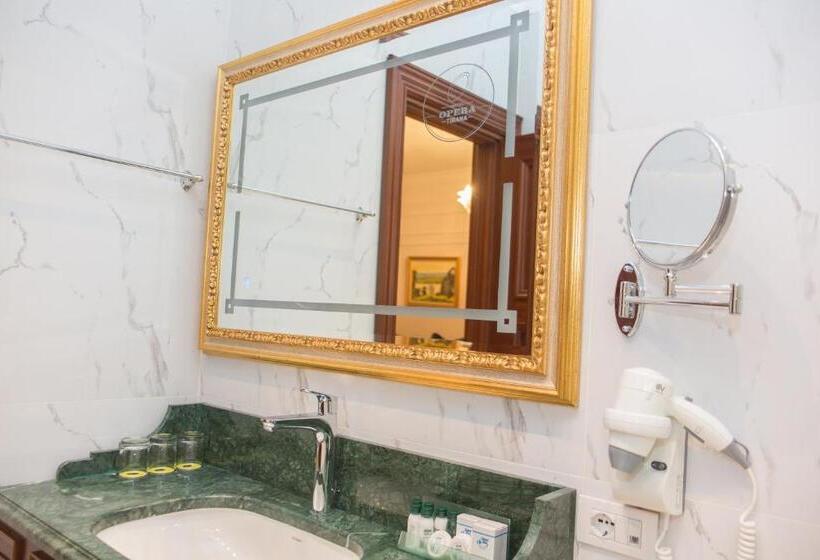 סוויטה עם מרפסת, Opera