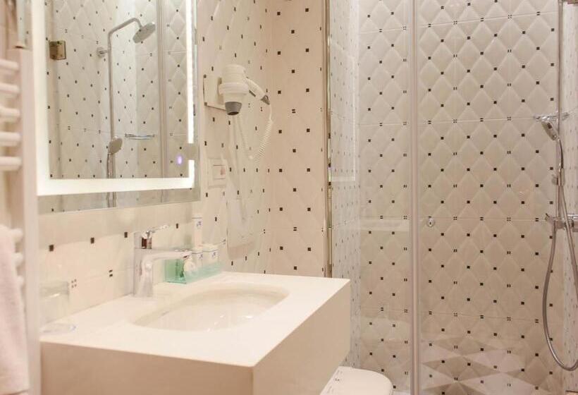 חדר סופריור יחיד, Opera