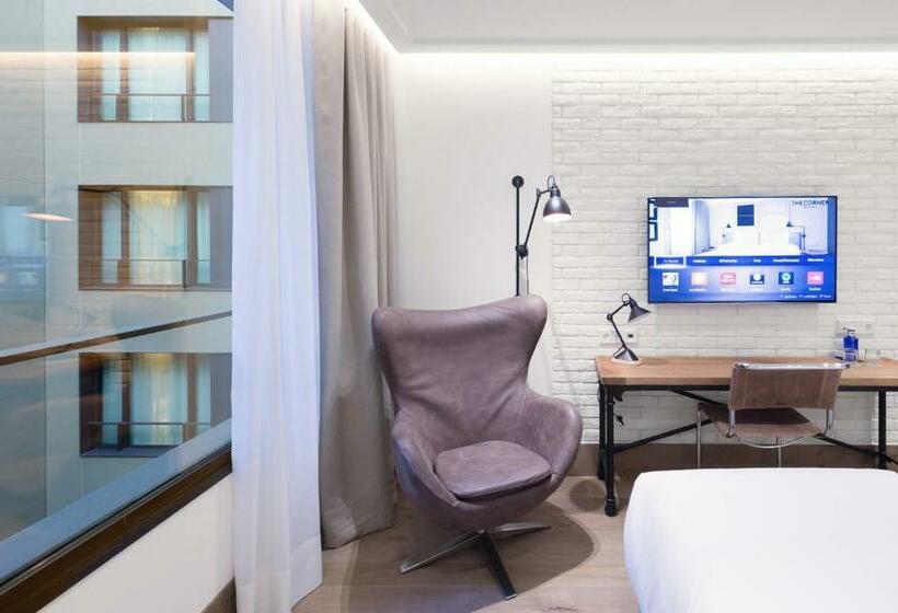 Номер Стандарт, The Corner