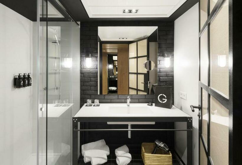 Номер Стандарт, The Corner