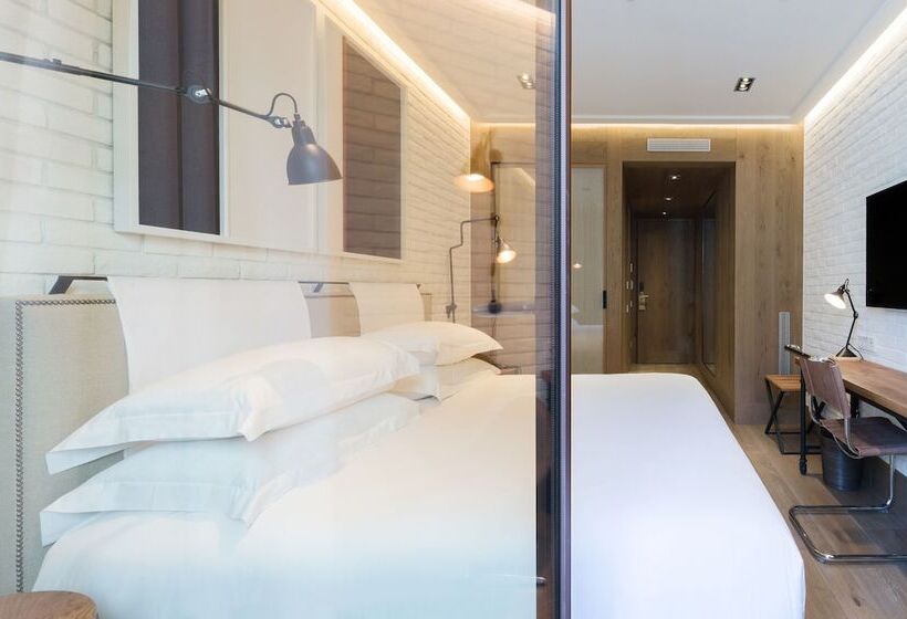 Номер Стандарт, The Corner