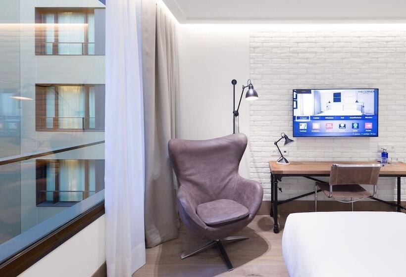 Номер Стандарт, The Corner