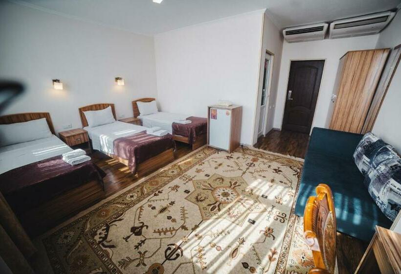 Camera Tripla Standard, Sunrise Osh