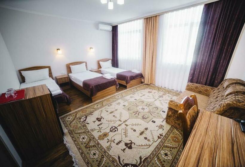 Camera Tripla Standard, Sunrise Osh