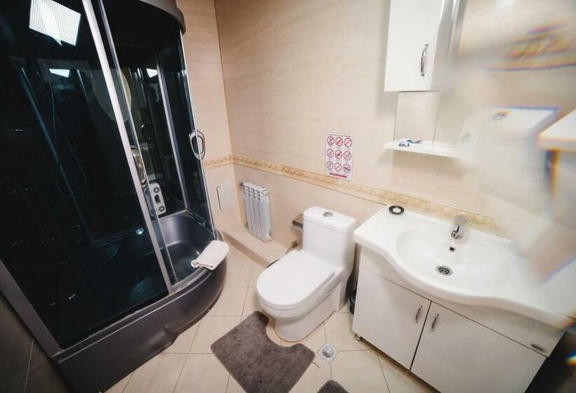 Camera Tripla Standard, Sunrise Osh