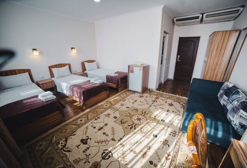 Camera Tripla Standard, Sunrise Osh