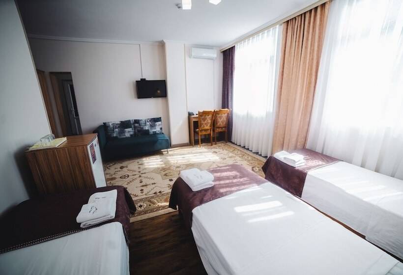 Camera Tripla Standard, Sunrise Osh