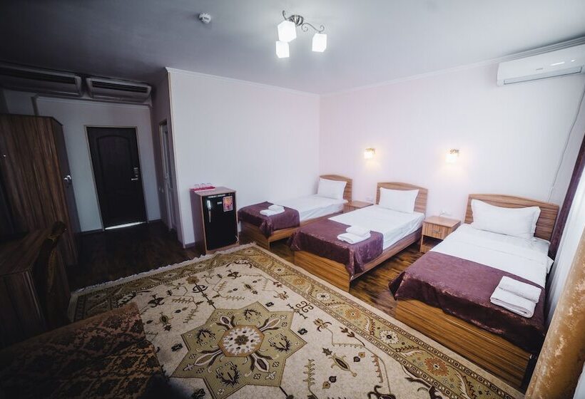 Camera Tripla Standard, Sunrise Osh