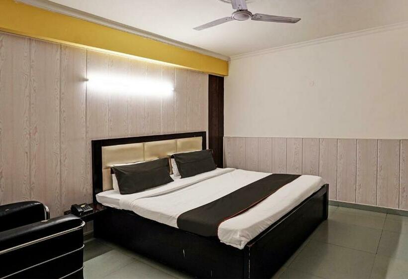 Classic Kolmen Hengen Huone, Capital O Bk House