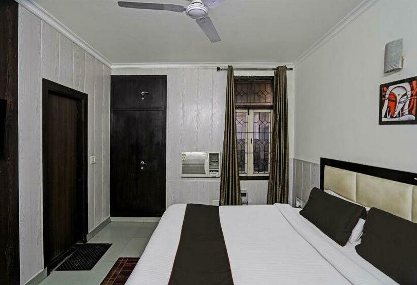 Classic Kolmen Hengen Huone, Capital O Bk House