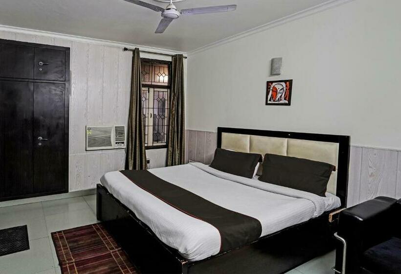 Classic Kolmen Hengen Huone, Capital O Bk House