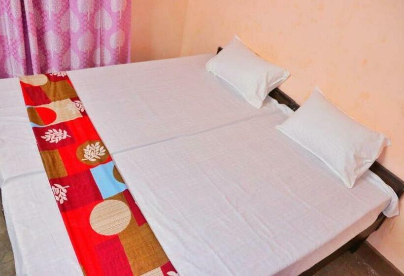 Háromágyas Classic Szoba, Spot On Yogi Guest House
