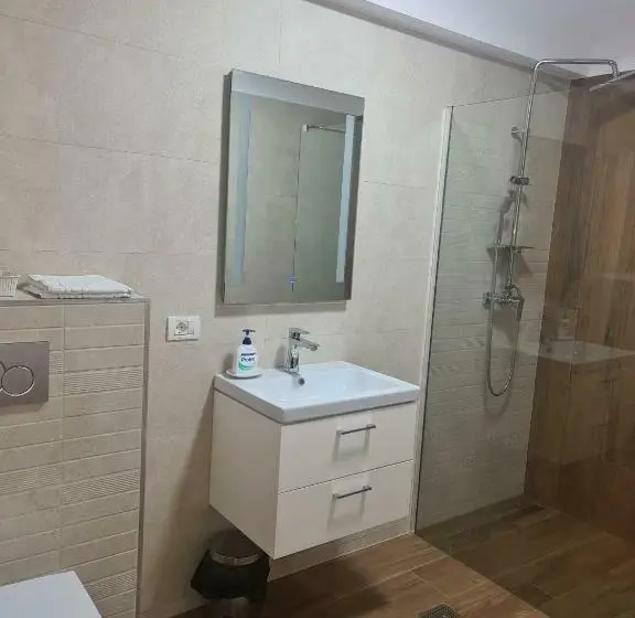 Standard Kolmen Hengen Huone, Pensiunea Perla Codrului