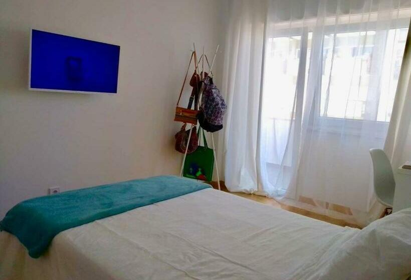 带阳台的标准单人间, Comfortable Bedrooms In Apartment With River View