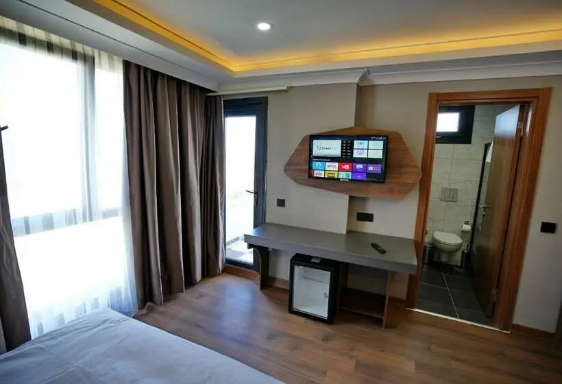 اتاق لوکس با بالکن, Shelton Airport