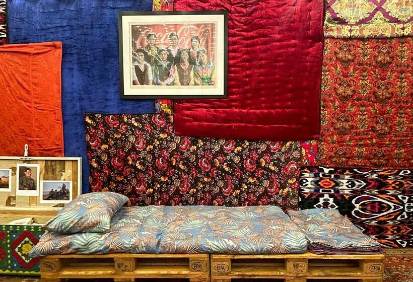 تختخواب در اتاق مشترک, Kuduk Cultural Residence