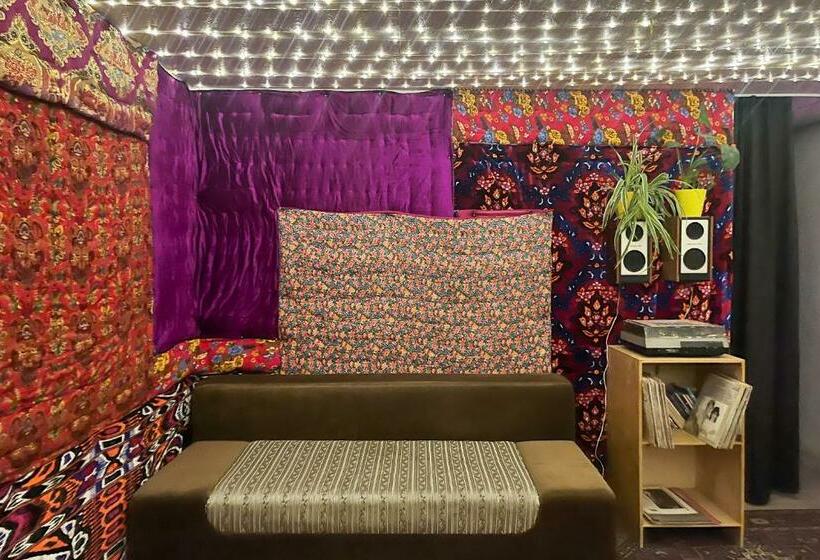 تختخواب در اتاق مشترک, Kuduk Cultural Residence