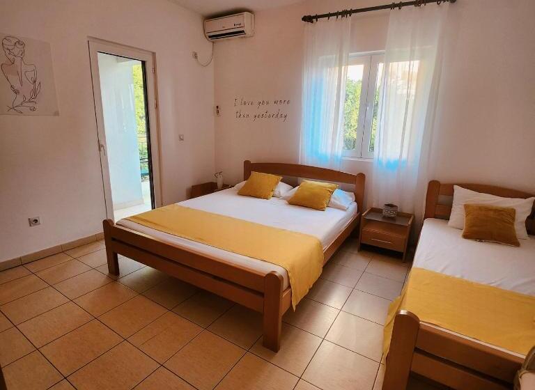 اتاق استاندارد سه تخته با بالکن, Bela Kuća Studio Apartments Na Korak Do Mora A Step To The Sea