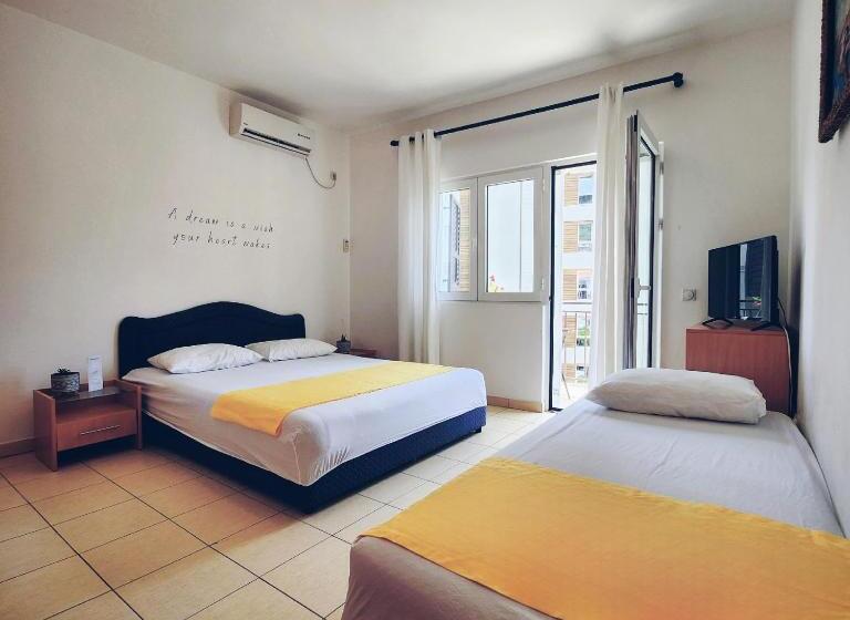 اتاق استاندارد سه تخته با بالکن, Bela Kuća Studio Apartments Na Korak Do Mora A Step To The Sea