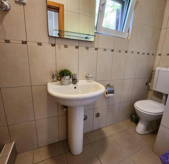 اتاق استاندارد چهار تخته, Bela Kuća Studio Apartments Na Korak Do Mora A Step To The Sea