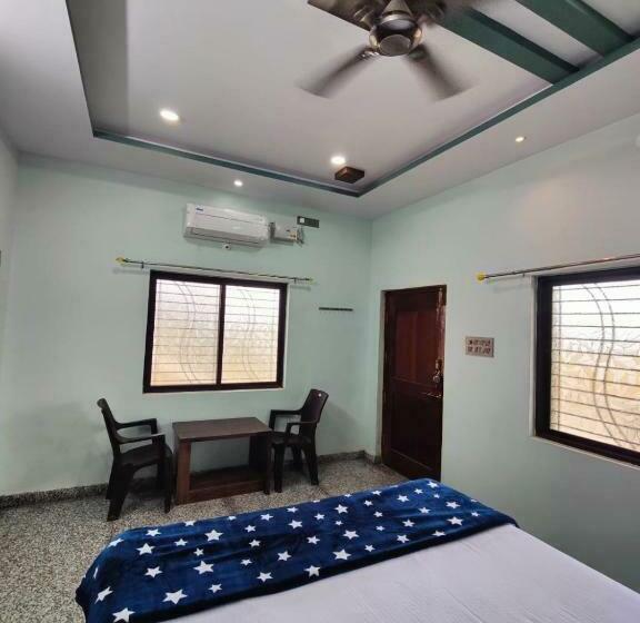 غرفة ديلوكس ثلاثية, Aditya Tourist Home