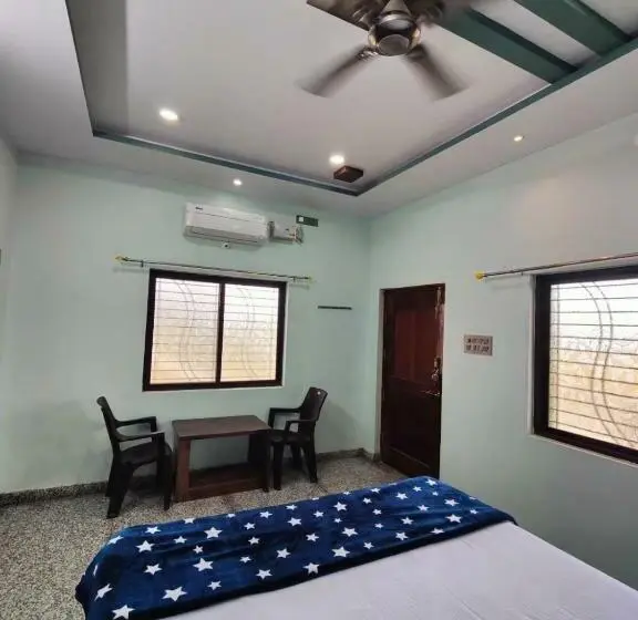 デラックストリプルルーム, Aditya Tourist Home