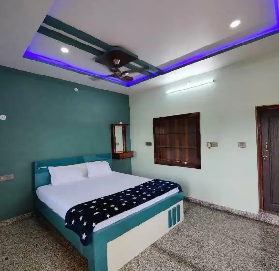 デラックストリプルルーム, Aditya Tourist Home