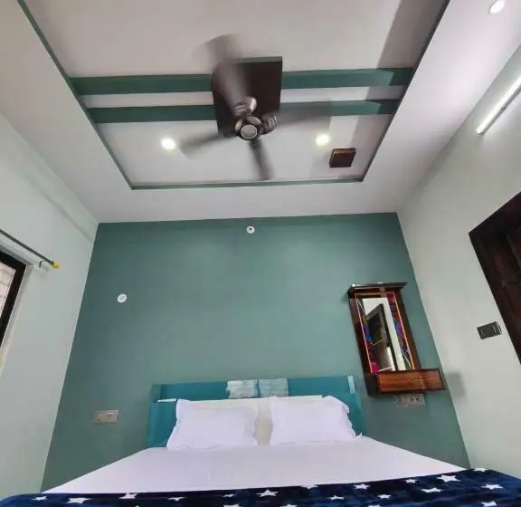 デラックストリプルルーム, Aditya Tourist Home