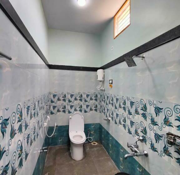 غرفة ديلوكس ثلاثية, Aditya Tourist Home